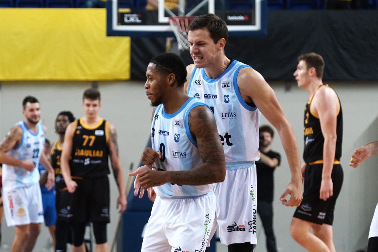 Mike Lewis II dvitaškis išplešė pergalę prieš šiauliečius