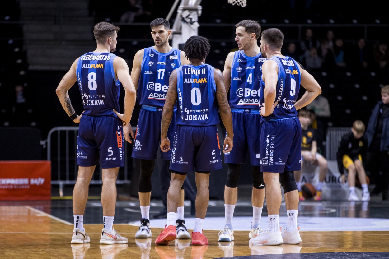 KMT Ketvirtfinalio serijos starte patirtas pralaimėjimas 3 taškų skirtumu Šiauliuose