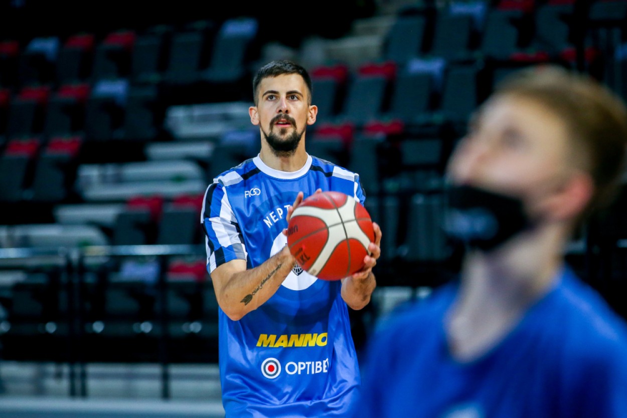 Giedrius Stankevičius vilkės Jonavos marškinėlius