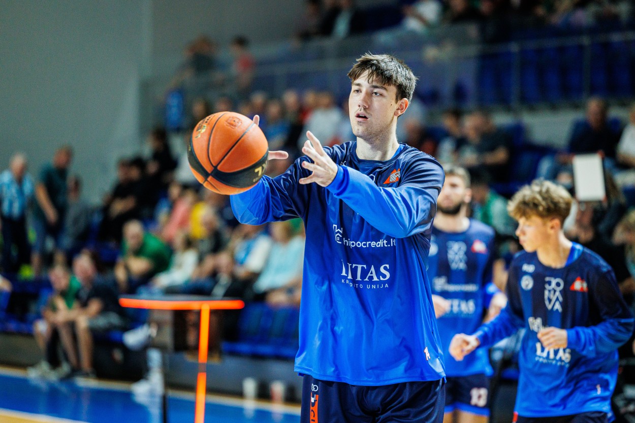 Jonavos klubas padėkojo už darbą Langdonui Hattonui
