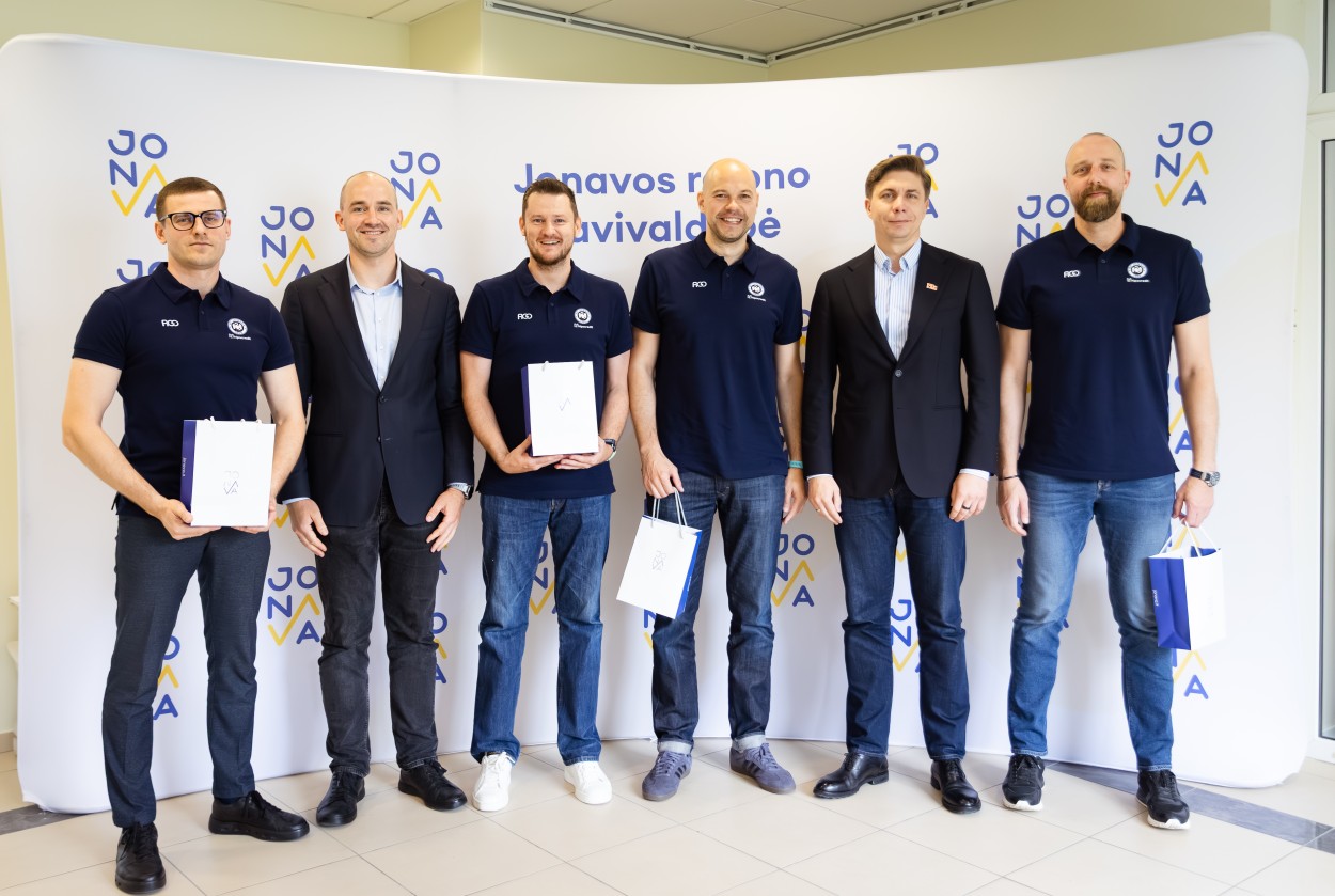 „Jonava Hipocredit“ klubo atstovai savivaldybėje pristatė prie komandos prisijungiantį krepšinio operacijų vadovą ir trenerių štabą